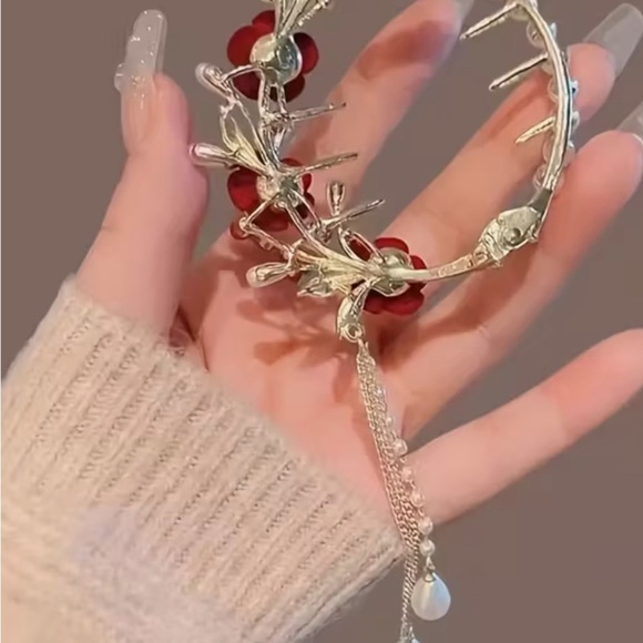 Elegant Red Rose and Faux Pearl Ponytail Clip - Picture 3 of 4